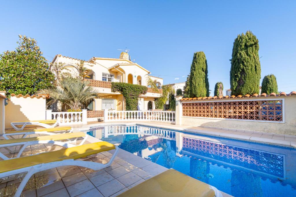 RESIDENCIA ALBERES -Apartamento completo con piscina, barbacoa, parking- D - 1