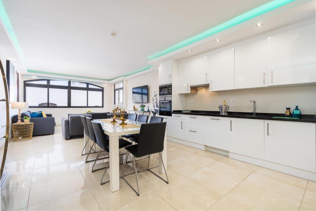MARBELLA HOME RENTALS - Beachfront Luxury Apartment, 5BR Playas del Duque - 3