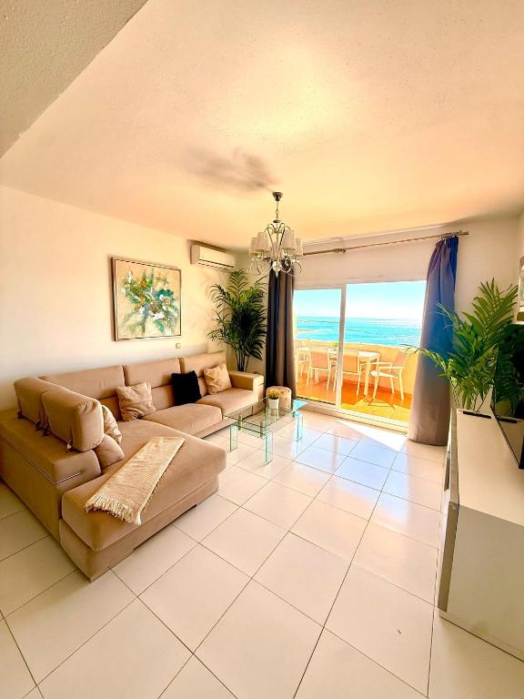 Large Deluxe Front Sea View Apartment Benalbeach - 4