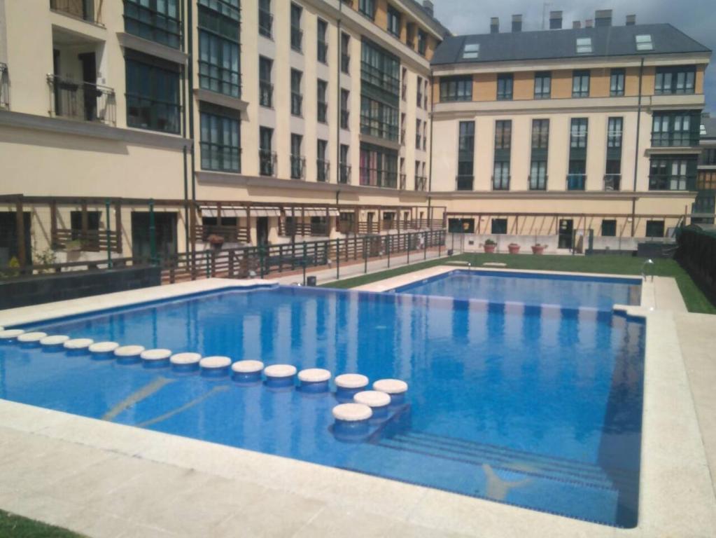 Apartamento con terraza, piscina, padel y parking - 1