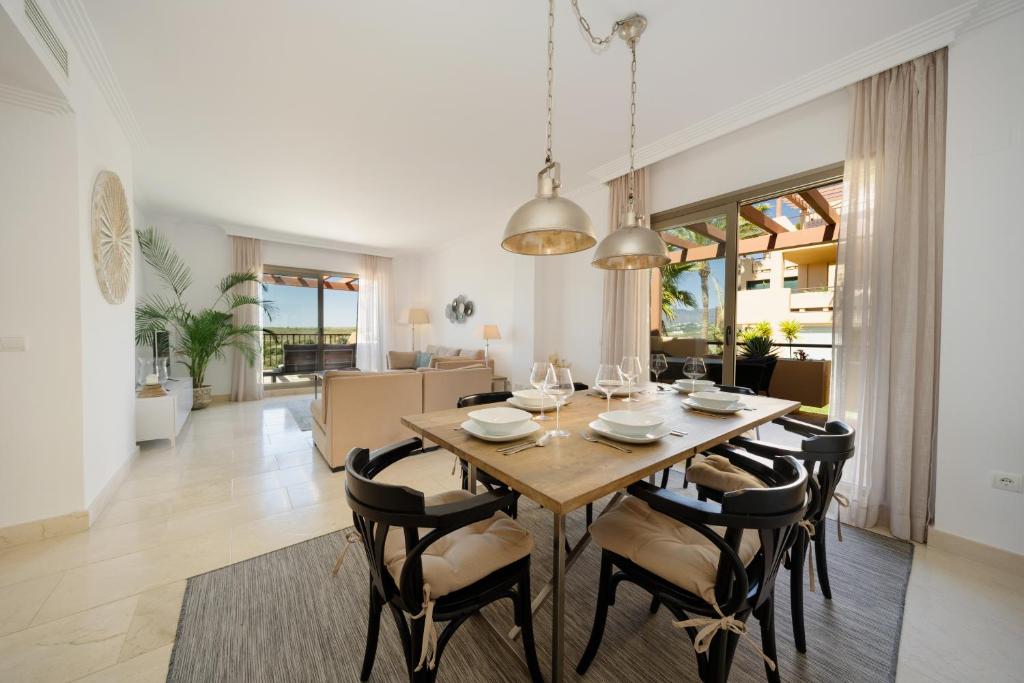 Penthouse with stunning sea and mountain views in Benahavís - 2