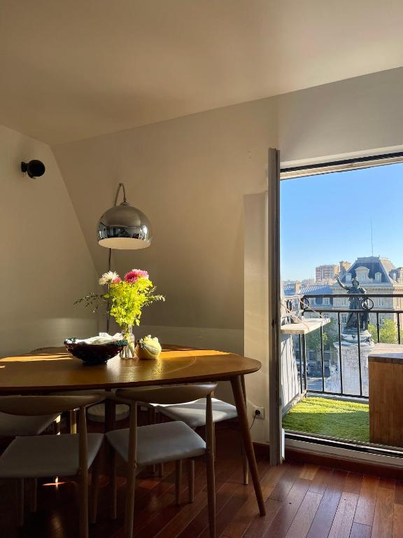 Eiffel Tower View Apartment - 1