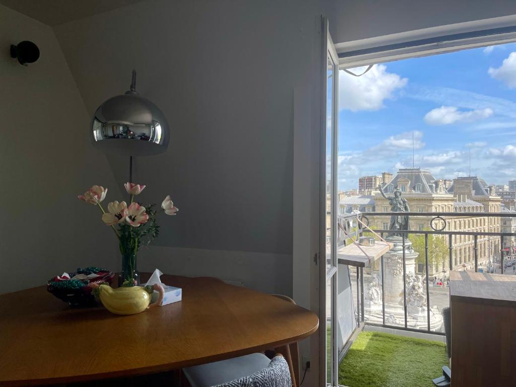 Eiffel Tower View Apartment - 4