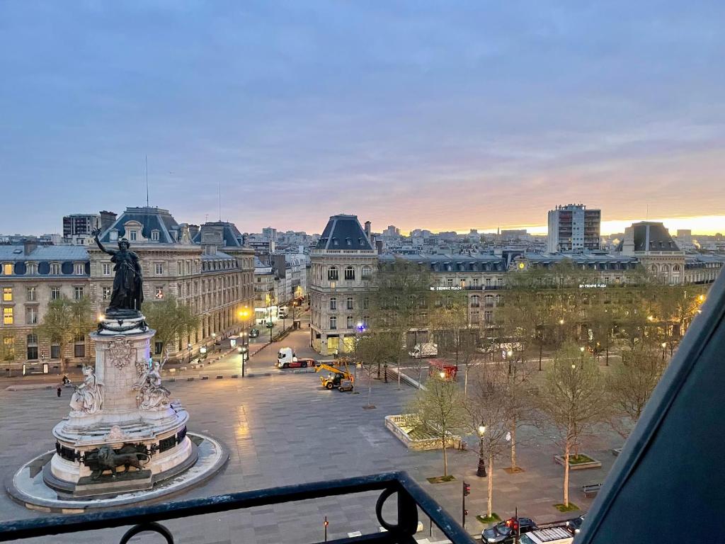 Eiffel Tower View Apartment - 5