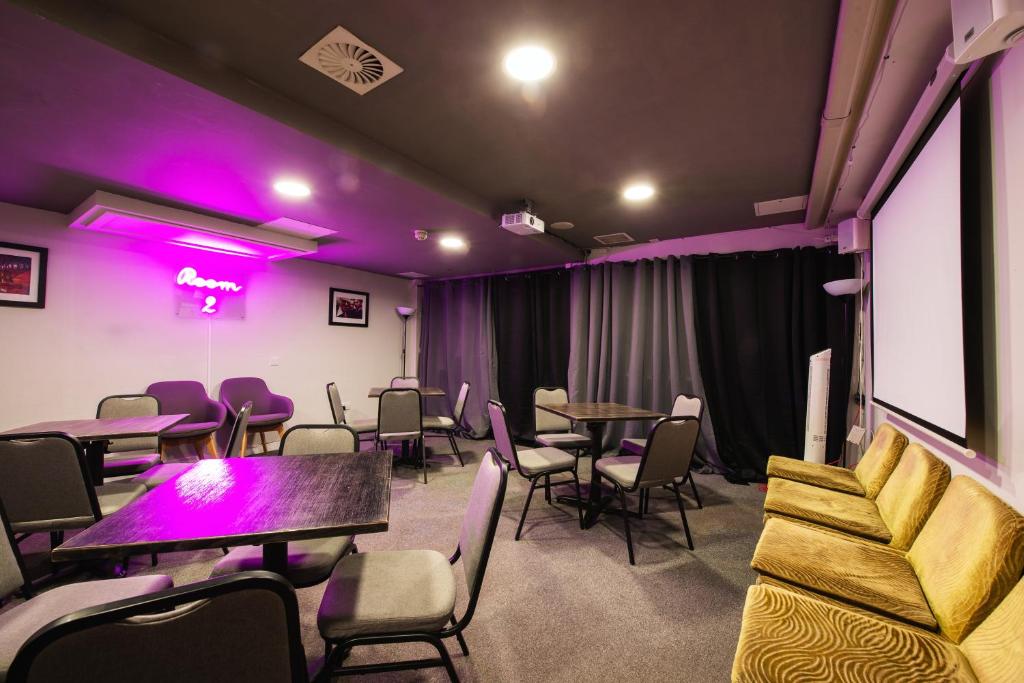 Shared lounge/TV area