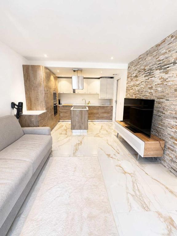 Elegant cocon avec piscine et parking prive - 2