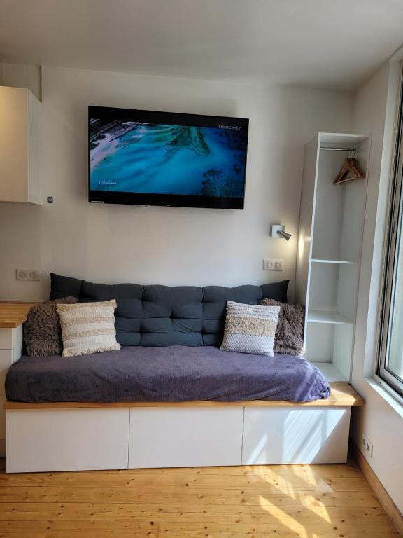 avec CLIMATISEUR APPARTEMENT DESIGN vous propose, un appartement 2 chambres et salon, 3 appartements une pièce, NETFLIX, lits faits à votre arrivée, serviettes de toilette, Ménage, Wifi ,Plage à 190m, BOX à Vélos, paiement 3 fois sans frais - 5