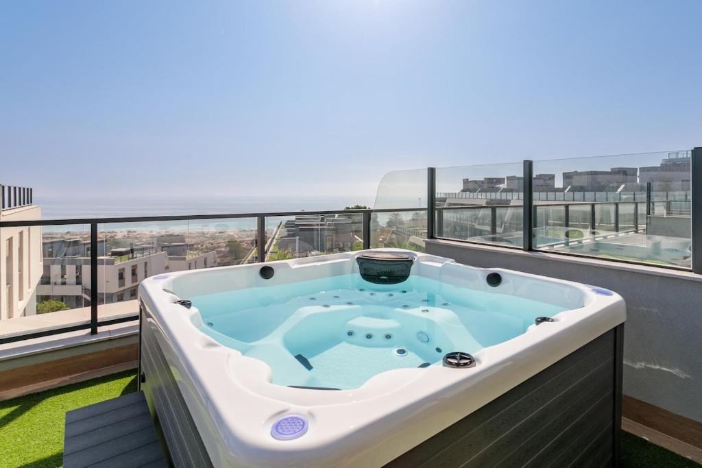 Sea View, Private jacuzzi, Pool, 15 min airport - 1