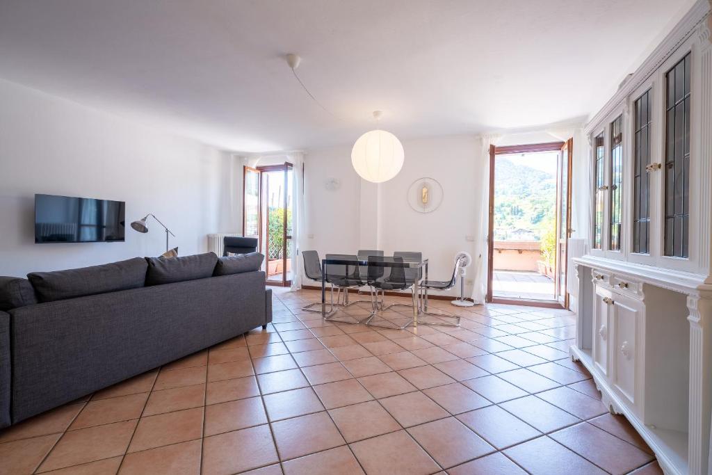 Sunny Apartment with Terrace - 4