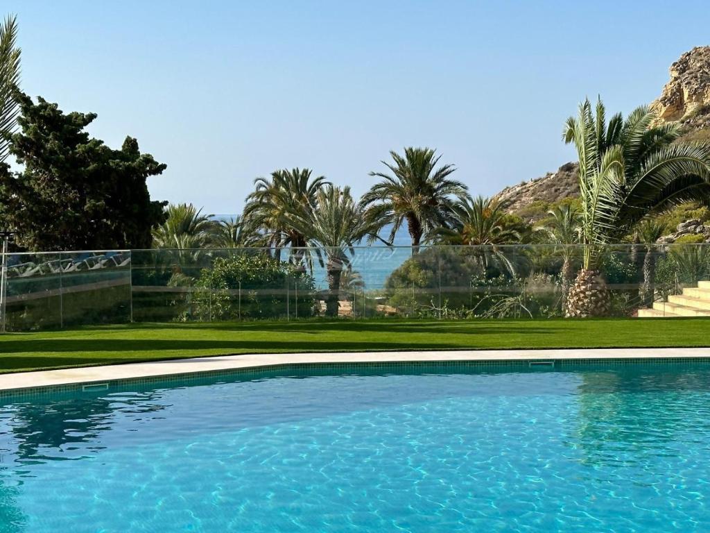 Apartamento frente al mar, piscina y parking - 1