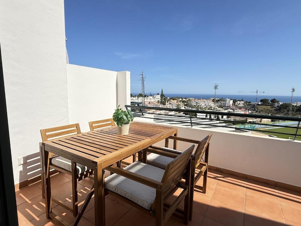 Apartamento con terraza, vistas al mar y piscina - 4