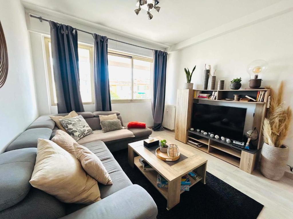 2 Bedroom Apartment in Cannes Suquet - Private Parking, Walk to Palais & Beaches - 4