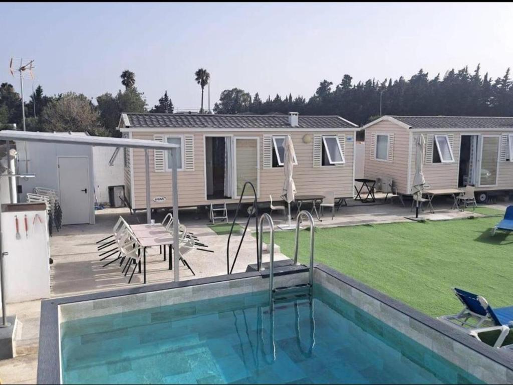 2 Bungalows con Piscina Privada Aire Acondicionado y Garaje - 1
