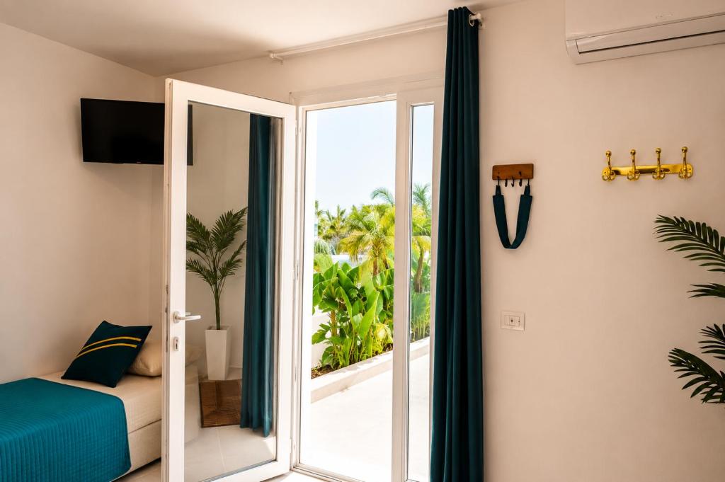Monolocale elegante con design moderno e atmosfera tropical chic - 3