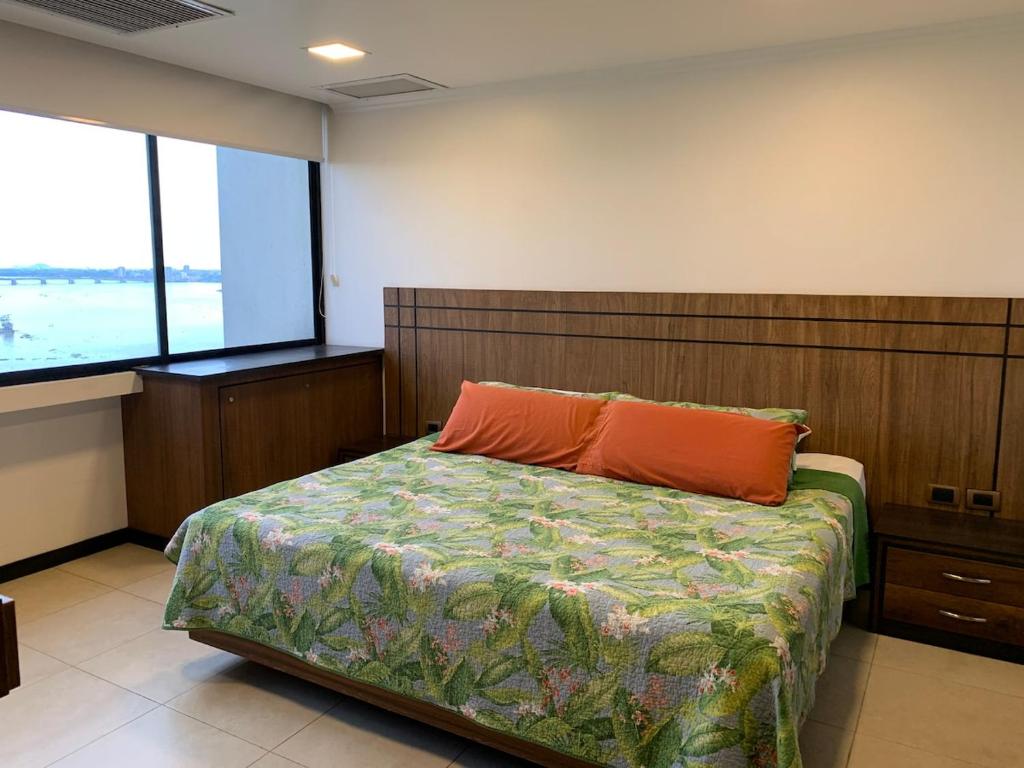 Condo, Amazing River View and Free Parking - 5