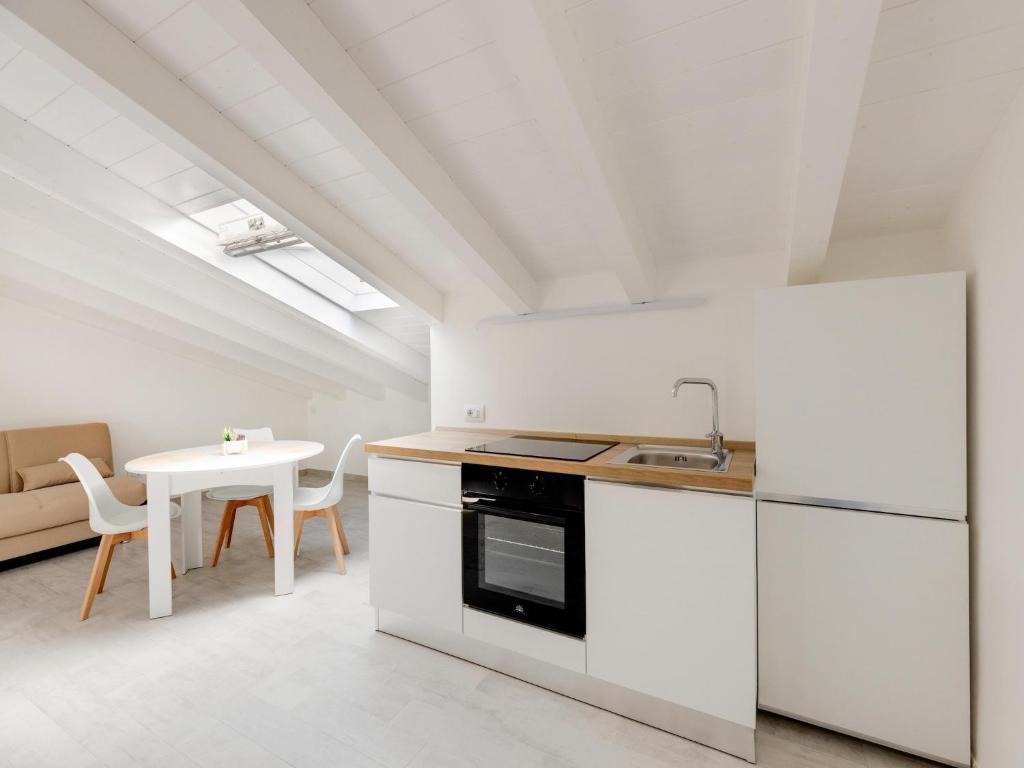 Brand new attic studio apartment, air conditioned - 3