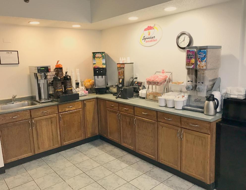 Super 8 By Wyndham Groton Photo 17