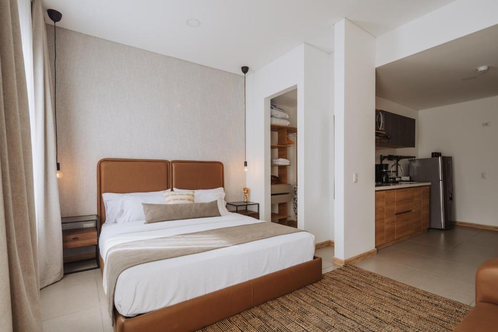 City View Loft with Coworking & 20th Floor Jacuzzi - 1