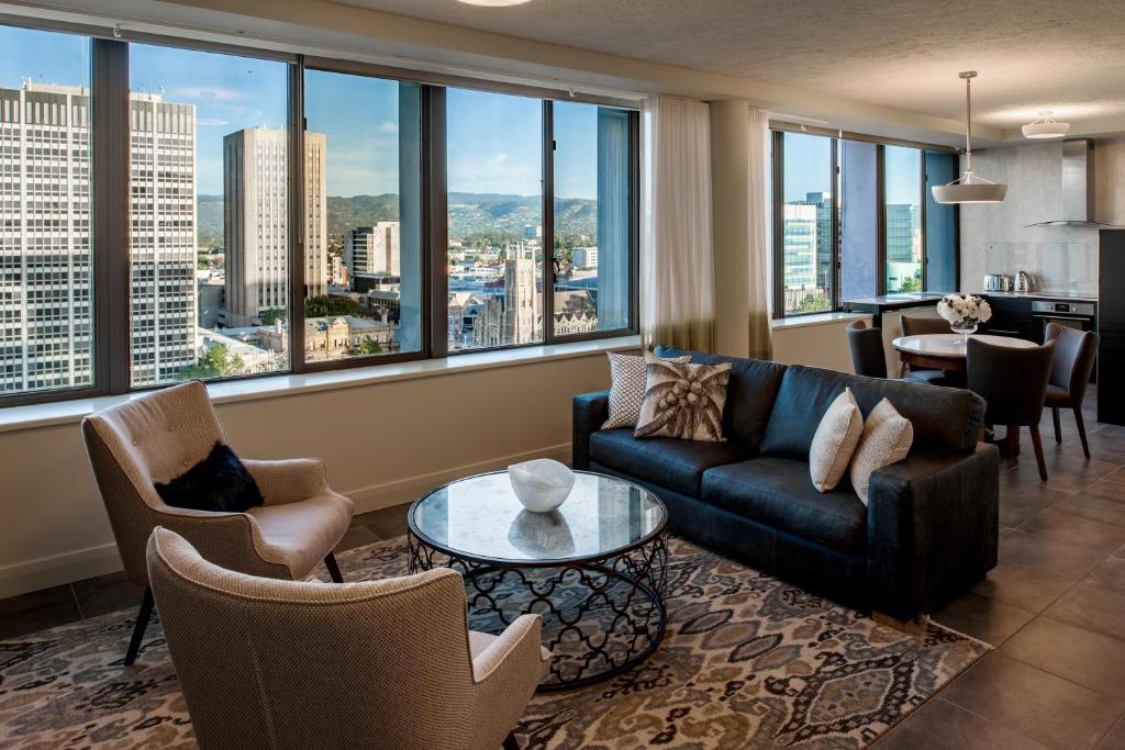 Suite 11 Victoria Square photo
