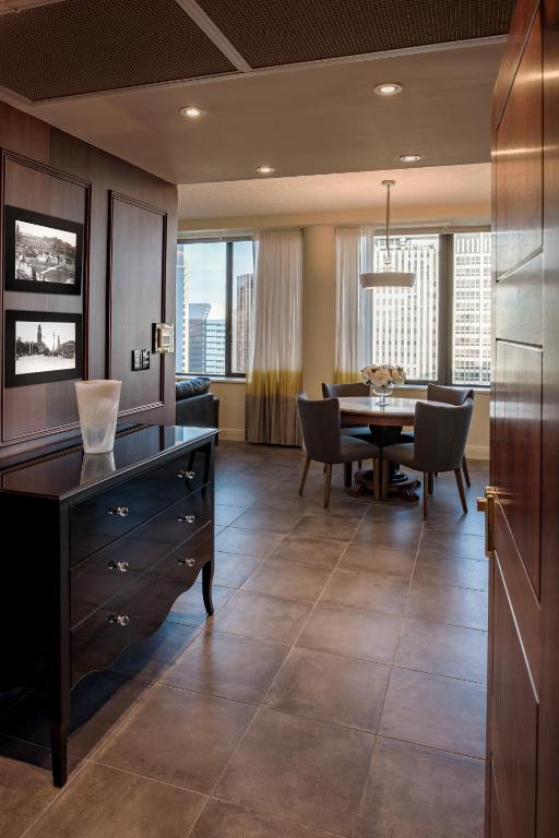 Suite 11 Victoria Square photo