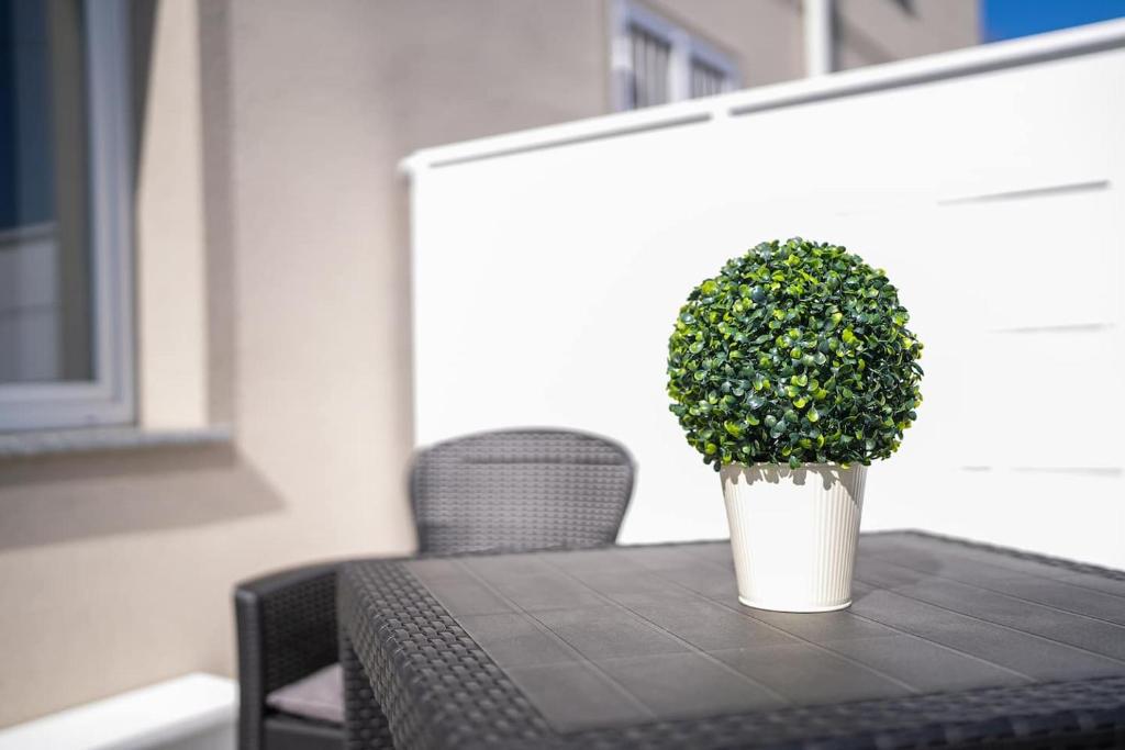 KeyRoom Patio & Parking near Lake Como - 5