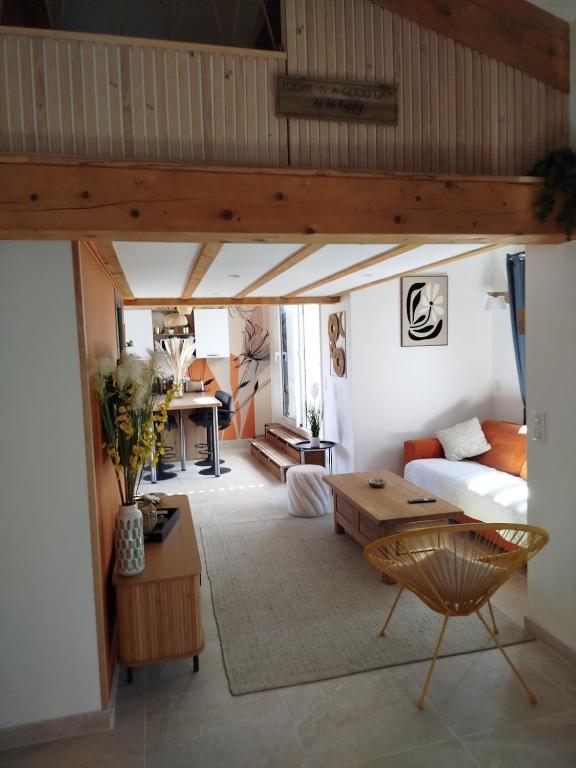Cozy, bright, air-conditioned 2-room apartment with mezzanine & terrace - 2