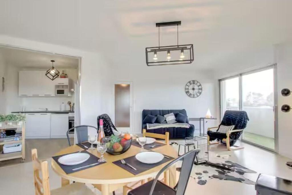 Bright apartment with balcony and sea view - 3