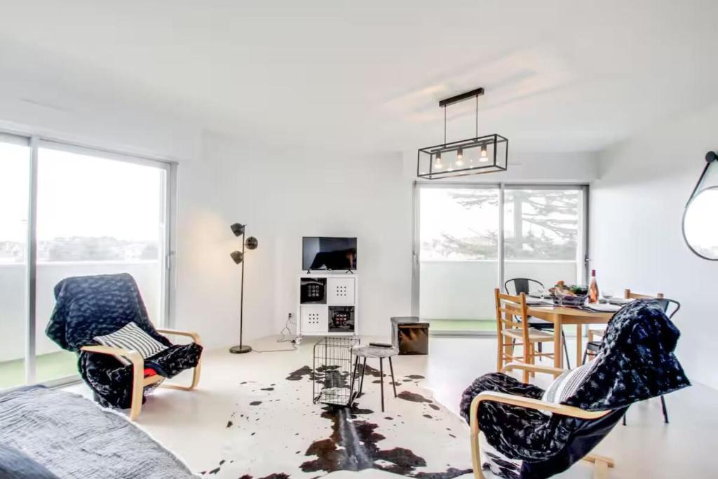 Bright apartment with balcony and sea view - 4