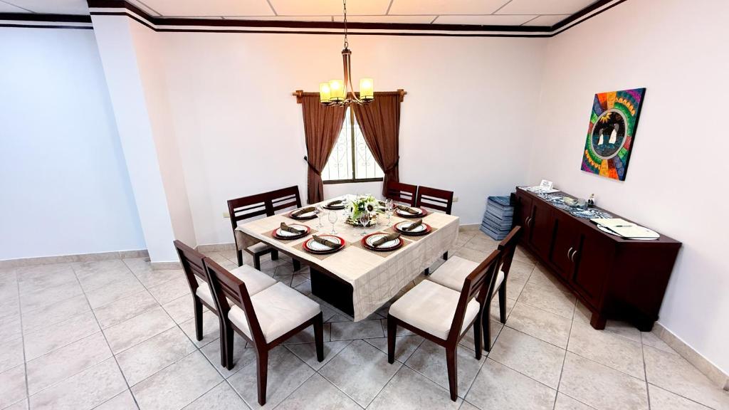 Galapagos Family Vacation 3 bedrooms 7 guests Centrally located and ocean view - 3