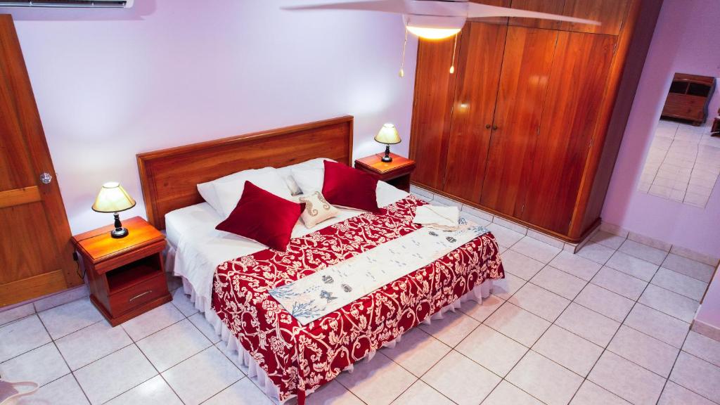 Galapagos Family Vacation 3 bedrooms 7 guests Centrally located and ocean view - 5