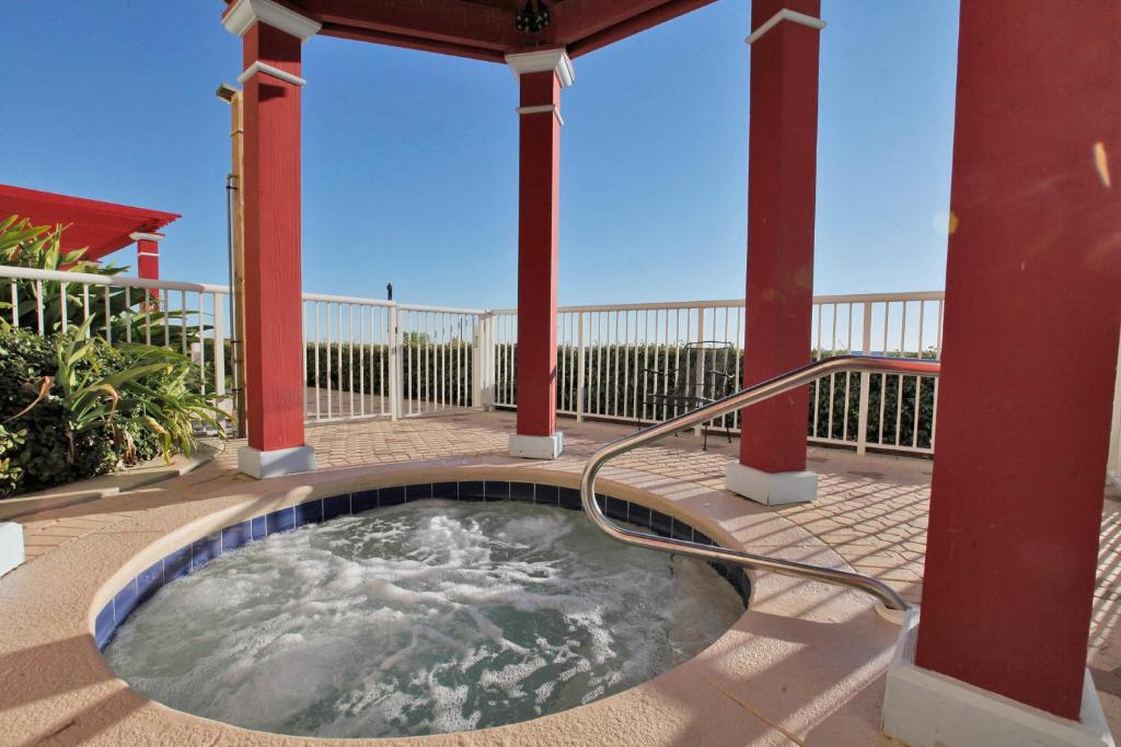 Hot tub, Majestic Beach Resort Tower 2 by Panhandle Getaways in Panama City (FL)