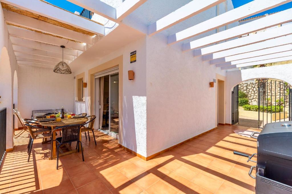Casa Flora Bungalow con piscinas en Calp - 5