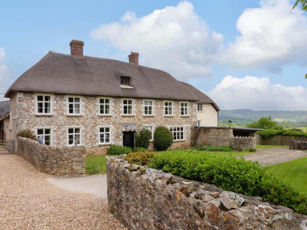 Hornshayne Farmhouse, Northleigh - pet-friendly stay