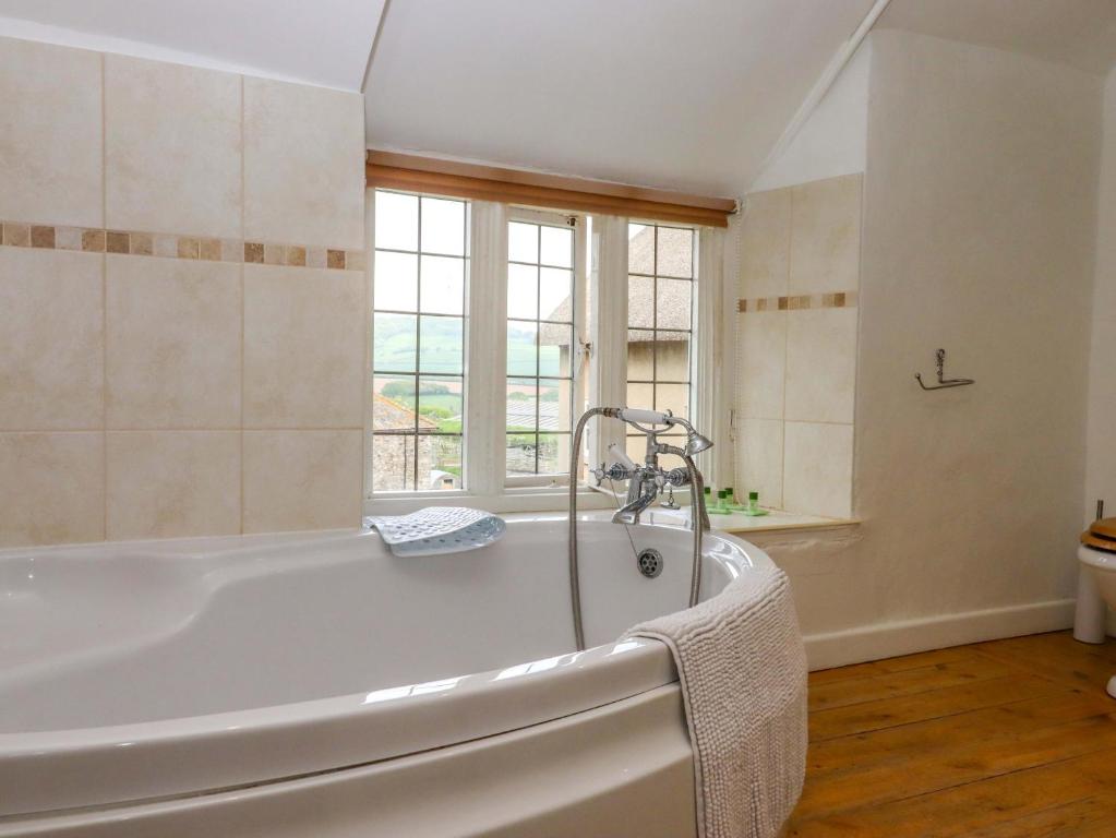 Hornshayne Farmhouse, Northleigh photo 4