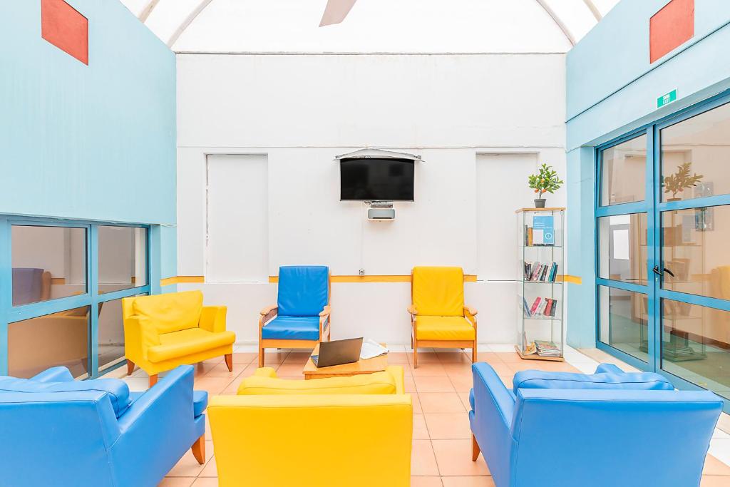 Shared lounge/TV area, HI Faro – Pousada de Juventude in Faro