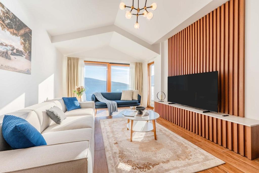 Elegant Seafront Apartment, Top Floor Oasis - 4