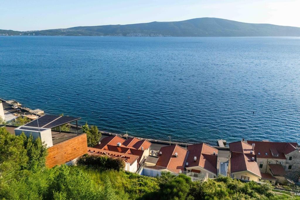 Elegant Seafront Apartment, Top Floor Oasis - 5