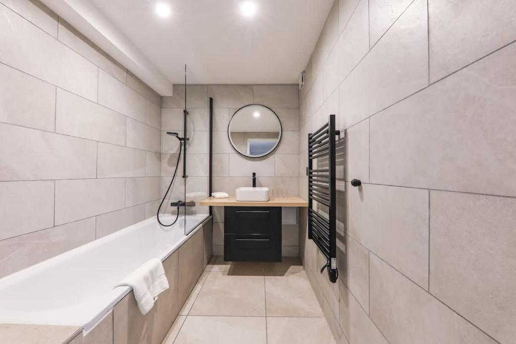 Urban Retreat Brand-New Duplex 2-Bedroom - 4