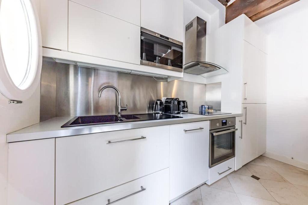 Charming Apartment 2BR 6P St-Germain-des-prés - 3