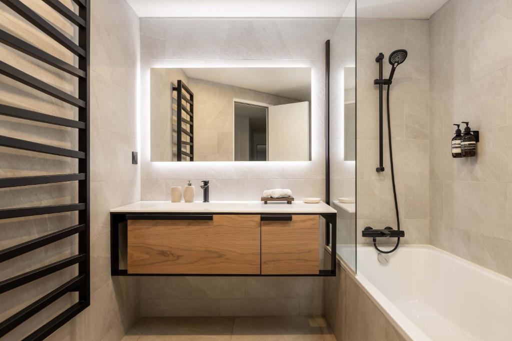 Brand New 3 Bedrooms Facing Madeleine St Honoré - 4