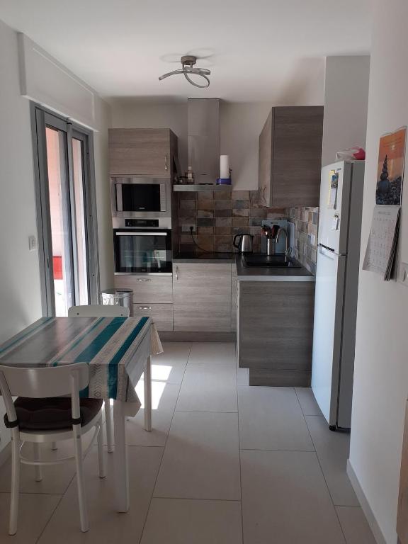 Studio lumineux parking privé 2mn plage et Sanary - 3