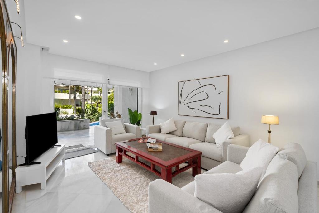 Beachfront Luxury Apartment with Private Pool - 4