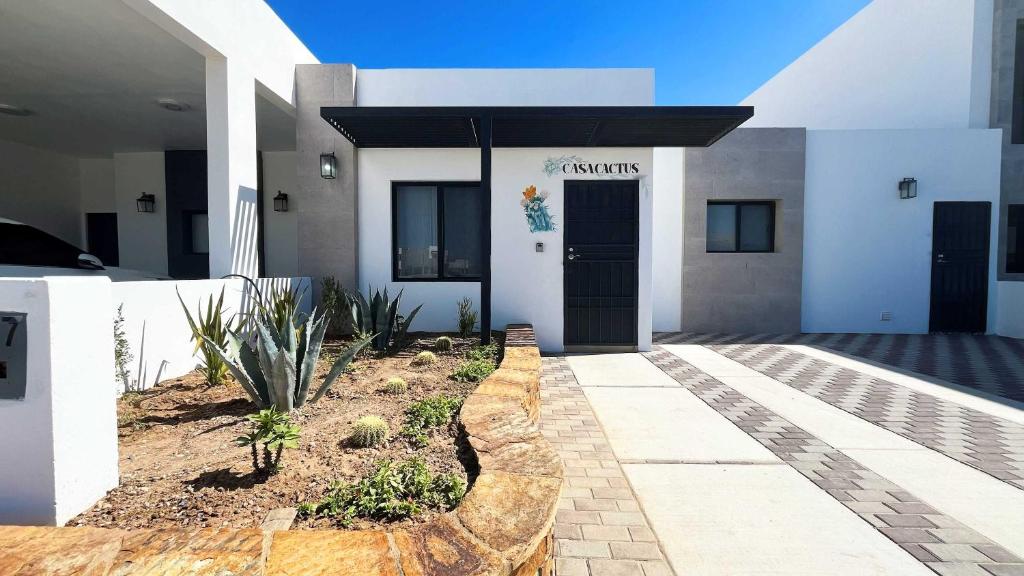 Contemporary In-Town Home with Pool Casa Cactus - 3