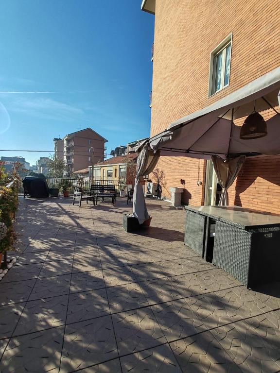 Terrace Apartment Near Metro & Free Parking - 1