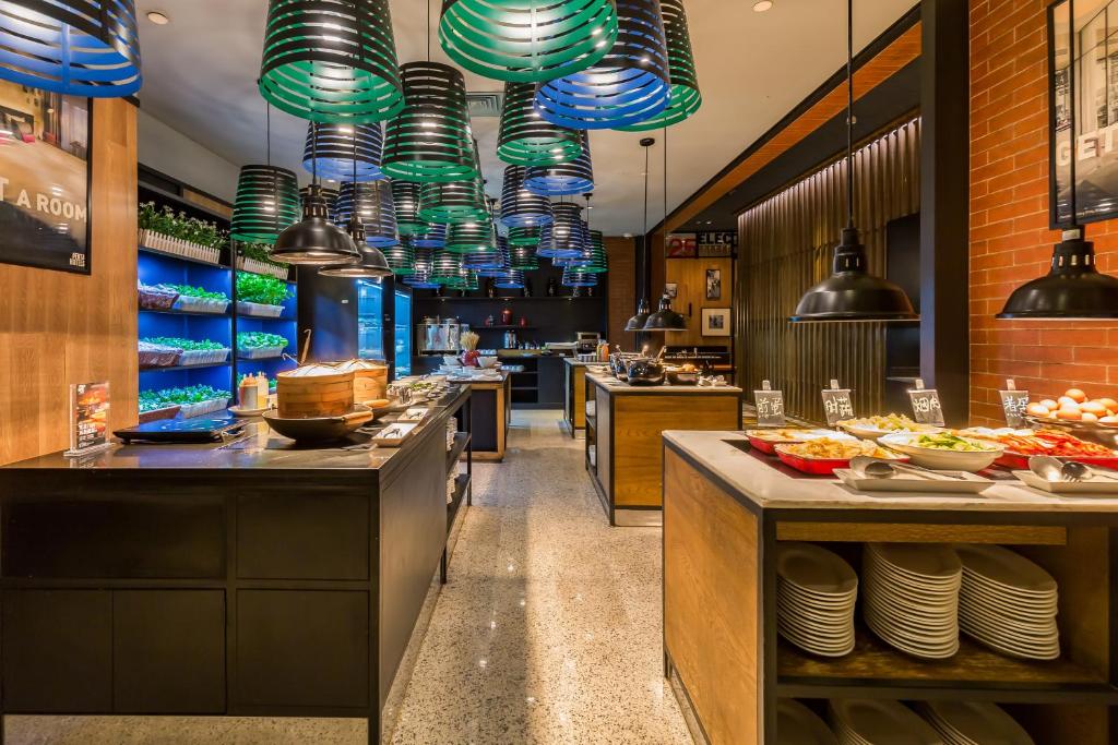 Restaurant, Beijing New World Center Tongpai Hotel in Beijing