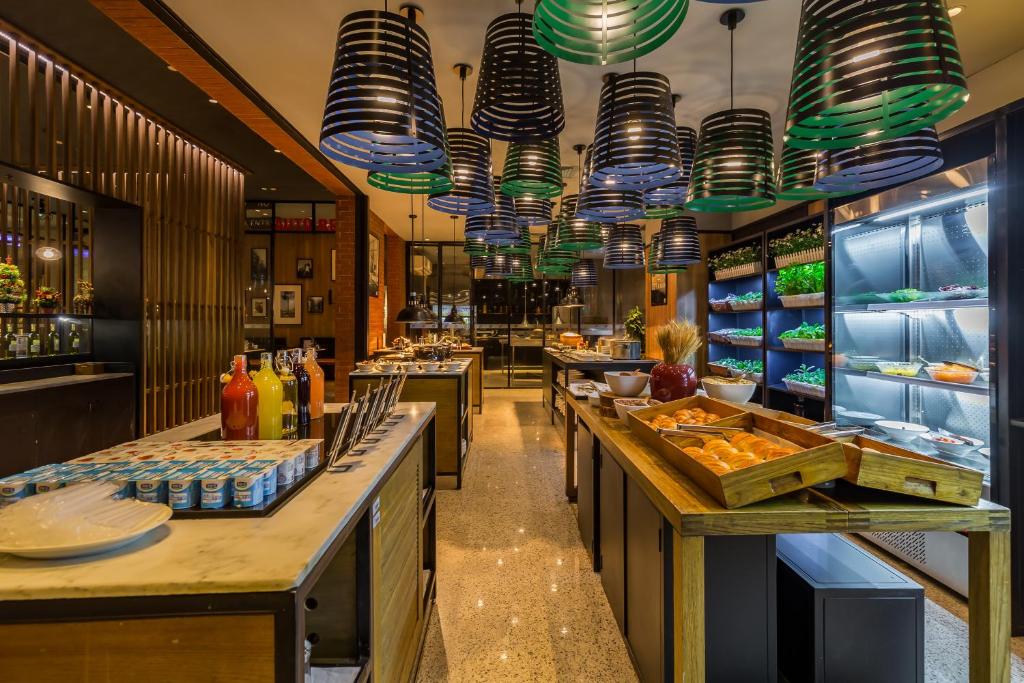 Food and beverages, Beijing New World Center Tongpai Hotel in Beijing