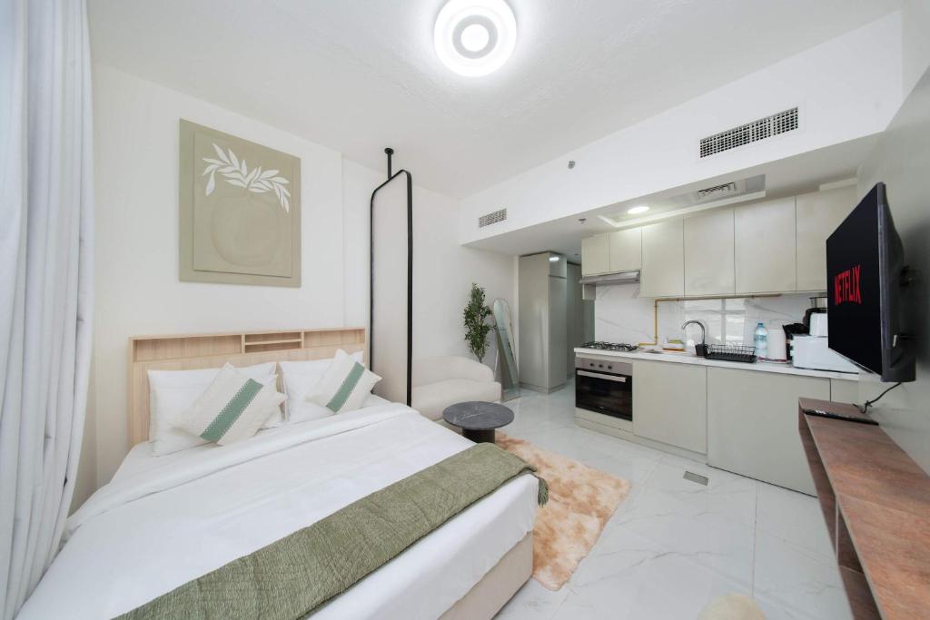 Modern Studio Near Metro with Pool Gym & Expo Access