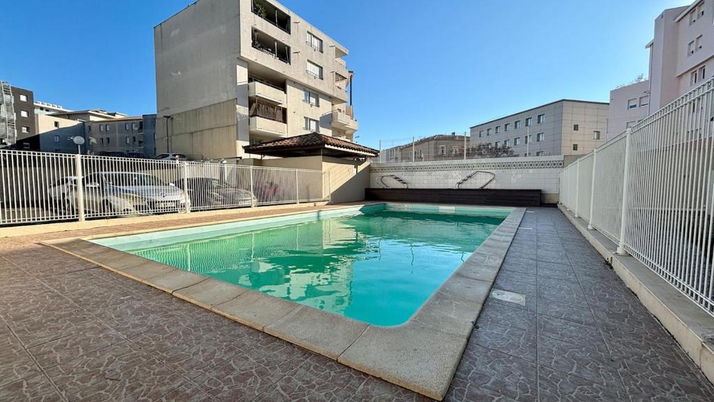 Spacious & comfortable 2-bedroom apt, terrace, pool, parking - 3