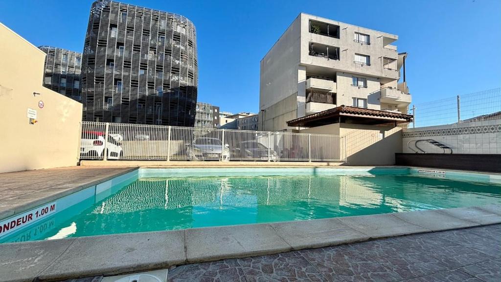 Spacious & comfortable 2-bedroom apt, terrace, pool, parking - 2