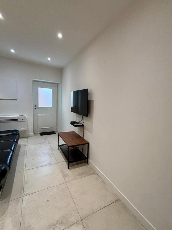 BRULEE - BRAND NEW - 2 room duplex WIFI, AC, central - 5